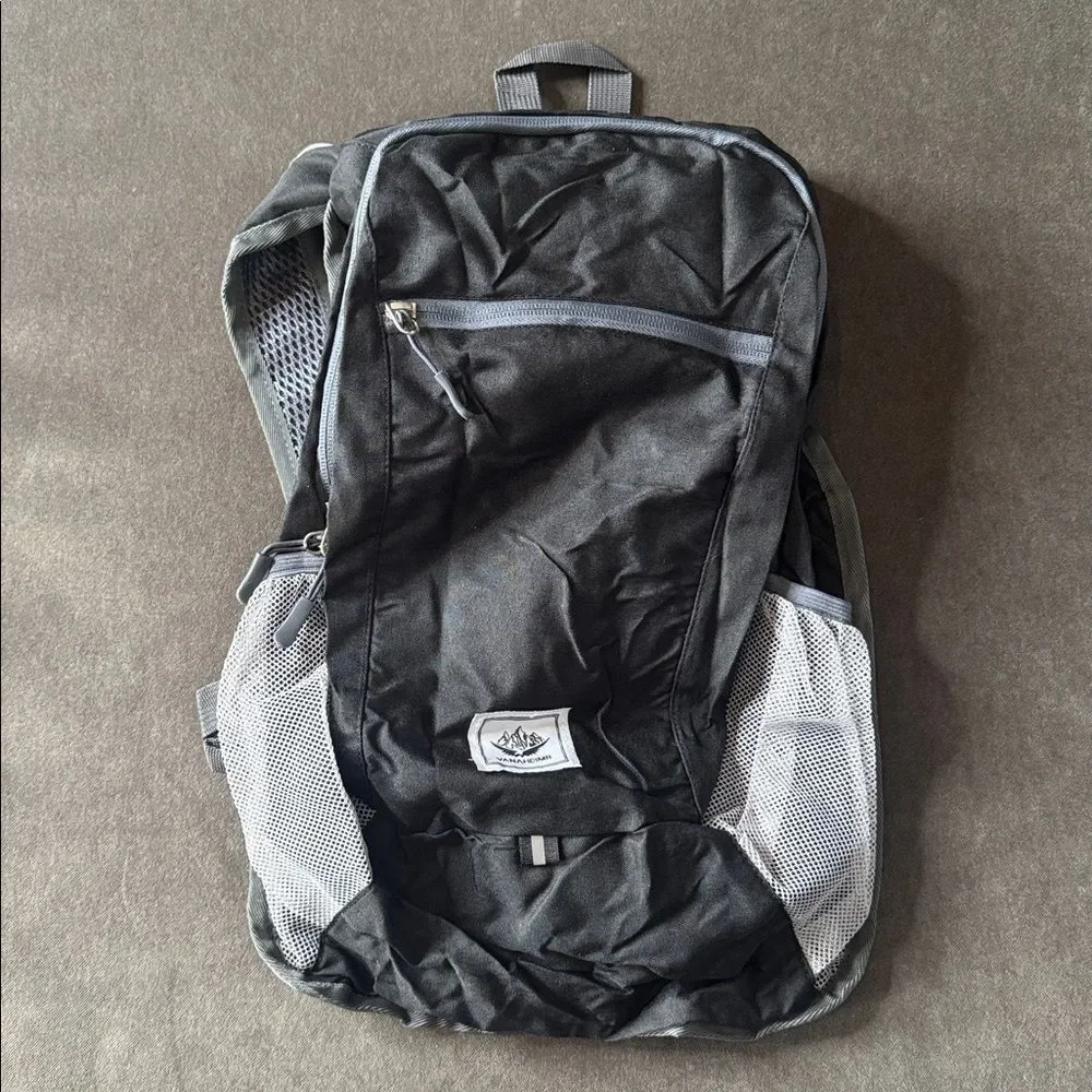 Unisex Black Lightweight Hiking Backpack Daypack 15L NEW